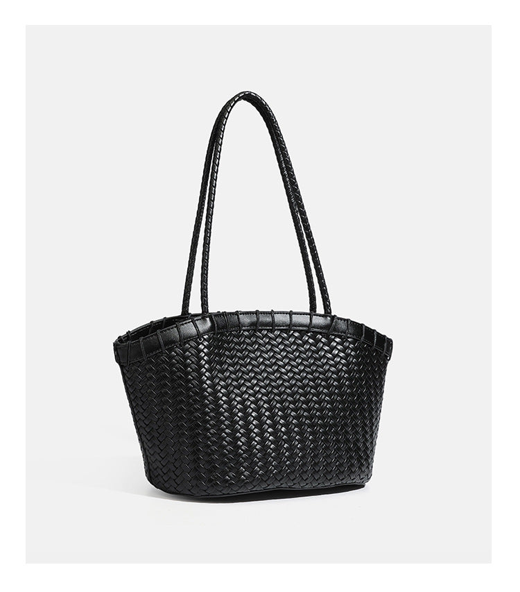 Chartreusegrüne Tote-Bag aus Korbgeflecht mit langen geflochtenen Schulterriemen, verstärktem Rand und passender Reißverschlusstasche, Detailansicht