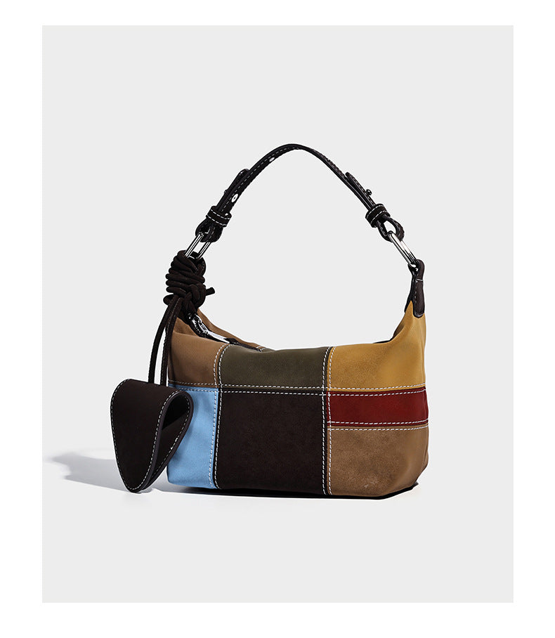 Kompakte Patchwork-Schultertasche mit geknotetem dunklem Henkel und mehrfarbigen Einsätzen in Braun, Camel, Senfgelb, Oliv, Burgunderrot, Schwarz und