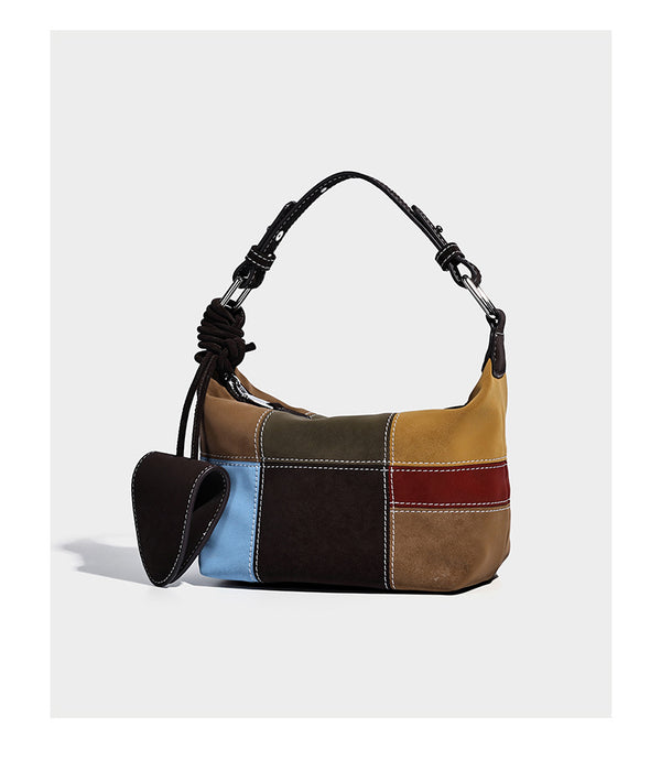 Kompakte Patchwork-Schultertasche mit geknotetem dunklem Henkel und mehrfarbigen Einsätzen in Braun, Camel, Senfgelb, Oliv, Burgunderrot, Schwarz und