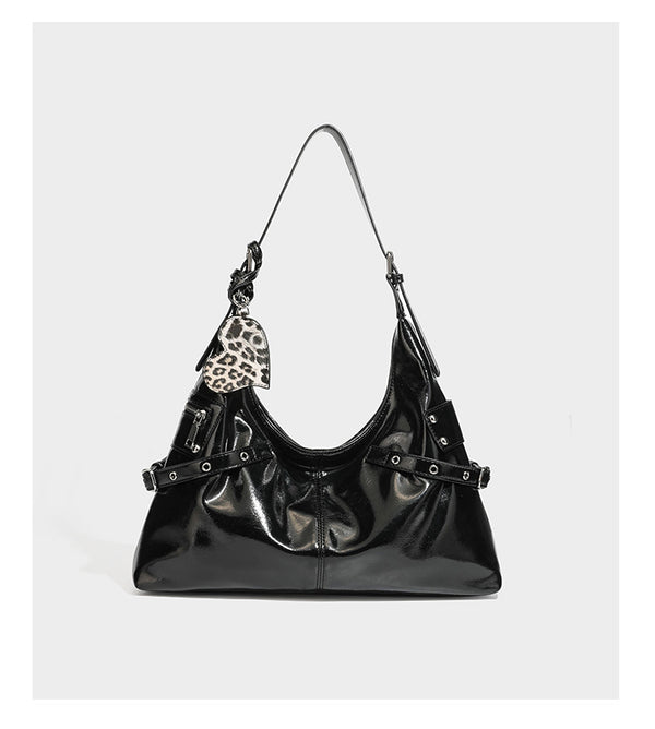 Glänzende, dunkelbraune Hobo-Schultertasche mit silberfarbenen Ösen am Riemen, vorderer Reißverschlusstasche und Herzmotiv im Leopardenprint