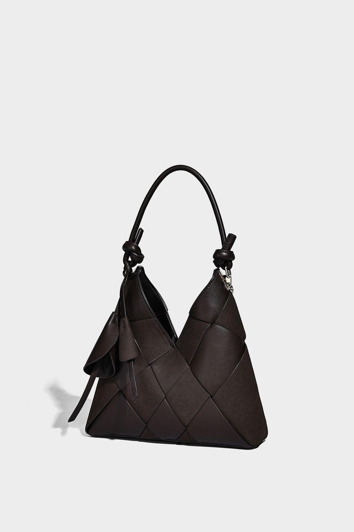 Geflochtene, wandelbare Tote-Bag in Lederoptik mit geknoteten Tragegriffen, abnehmbarem Schulterriemen und goldfarbenen Metalldetails, Detailansicht