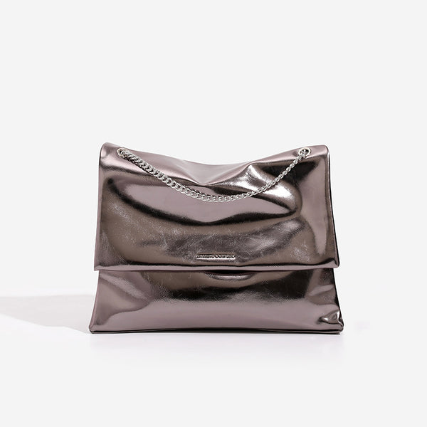 Große Schultertasche mit Überschlag aus glänzender Lederoptik, silberfarbenem Kettenriemen und magnetischem Druckverschluss, Detailansicht 7