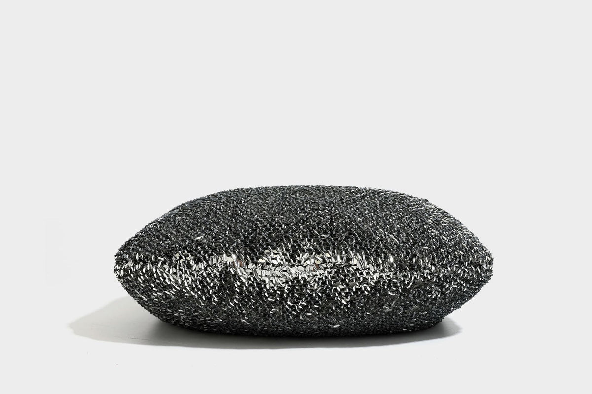 Hobo-Schultertasche in lässiger Tropfenform mit durchgehendem Metallic-Paillettenbesatz und silberfarbenen Beschlägen, Detailansicht 45