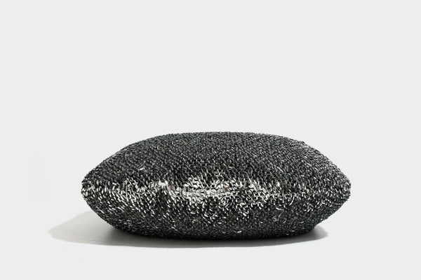Hobo-Schultertasche in lässiger Tropfenform mit durchgehendem Metallic-Paillettenbesatz und silberfarbenen Beschlägen, Detailansicht 45