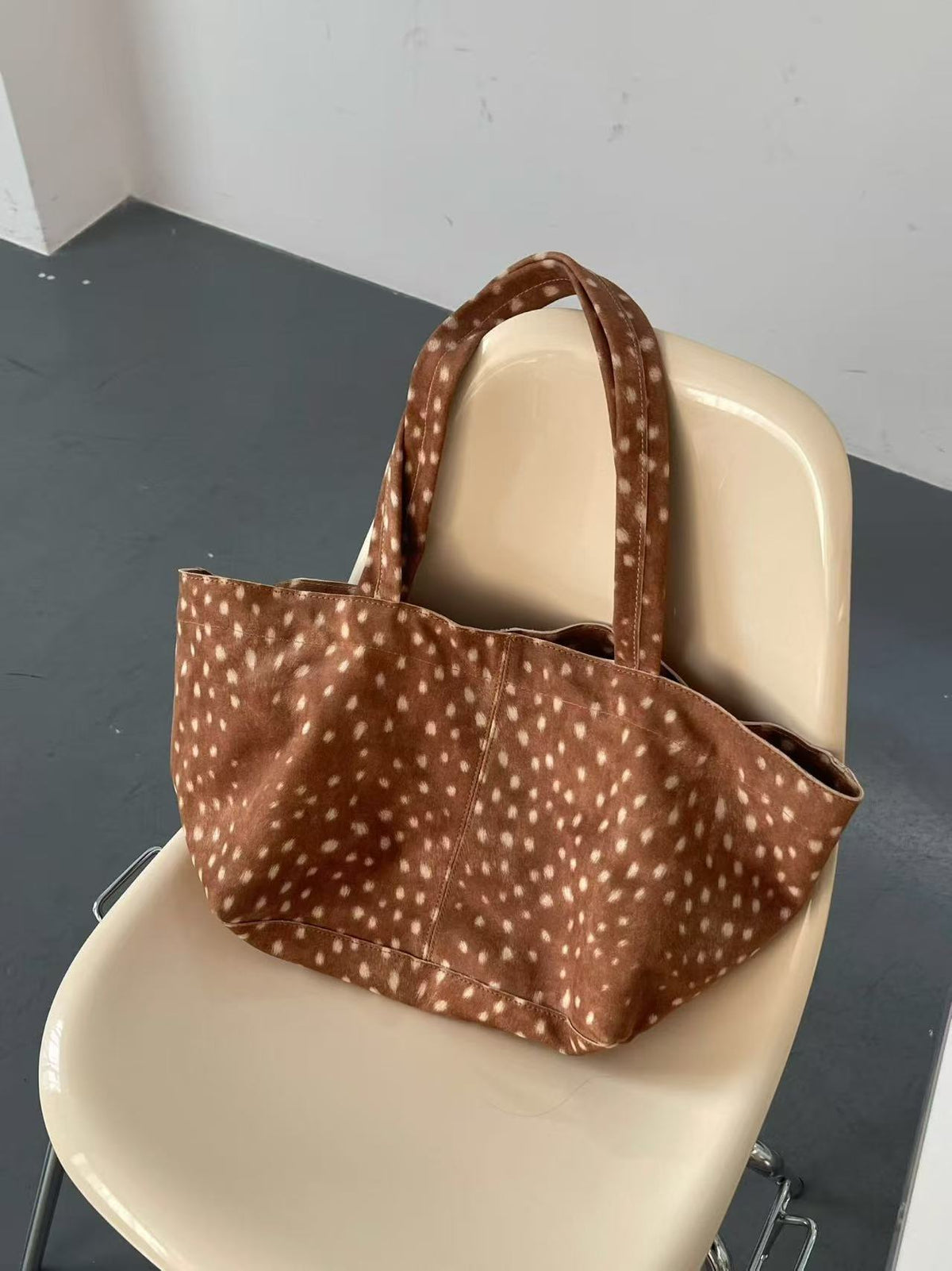 Große Tote-Bag aus Samt mit Fleckenmuster und offenem Design, langen Schulterriemen und weich geschwungener Trapezform, Detailansicht 13
