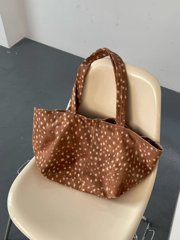 Große Tote-Bag aus Samt mit Fleckenmuster und offenem Design, langen Schulterriemen und weich geschwungener Trapezform, Detailansicht 13