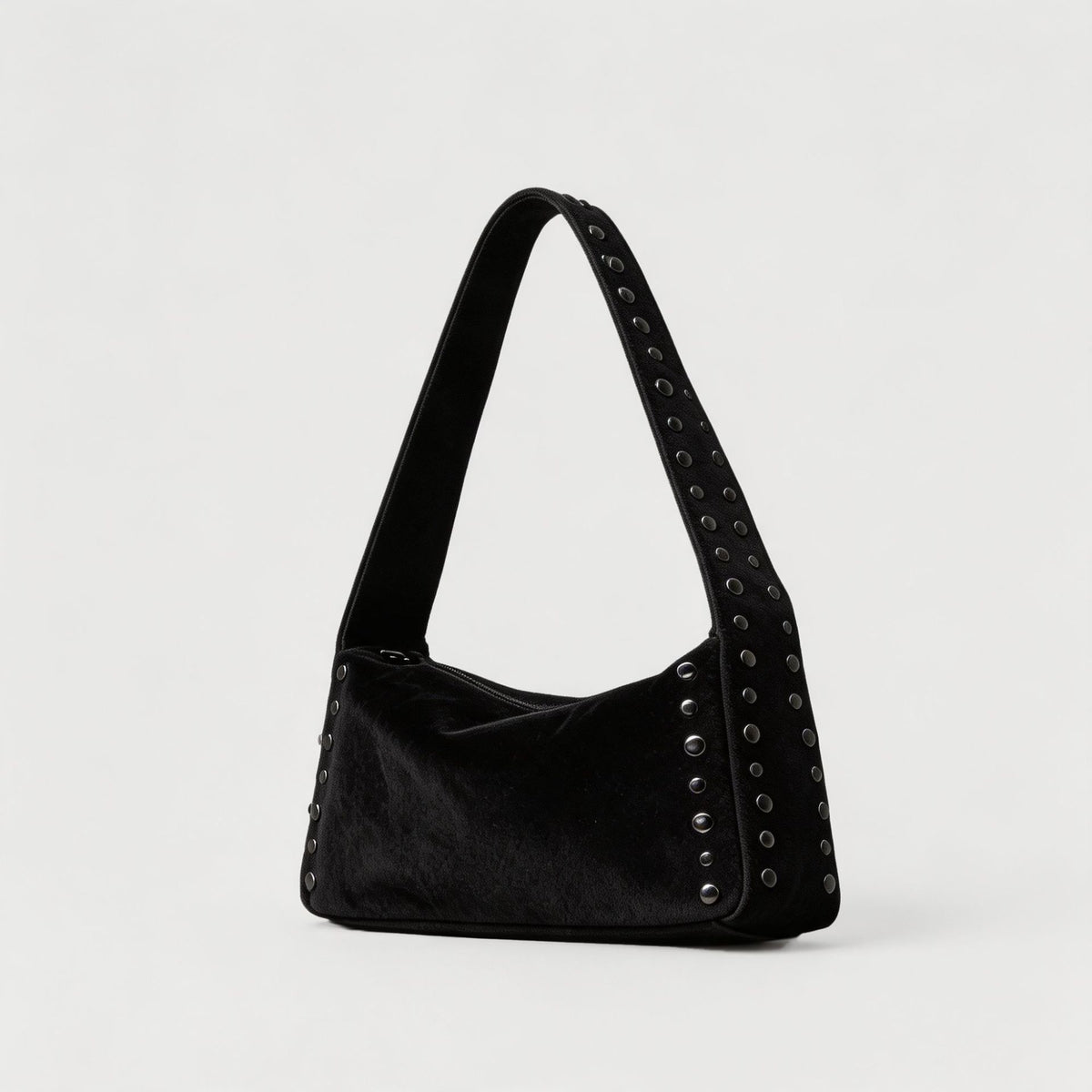 Lässige Hobo-Schultertasche mit matter Velourslederoptik, Nietenbesatz in Gunmetal-Optik entlang des Riemens und der Kanten, Reißverschluss oben