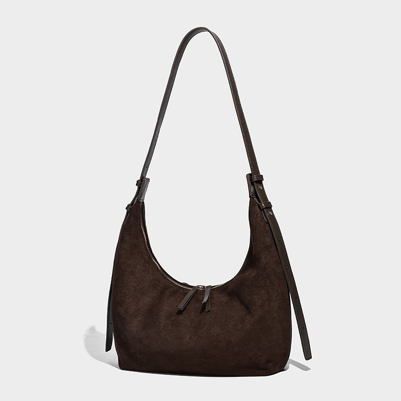 Lässige Hobo-Schultertasche in Halbmondform aus dunkelbrauner, matter Wildlederoptik mit verstellbarem Riemen und Reißverschluss oben mit zwei Zippern