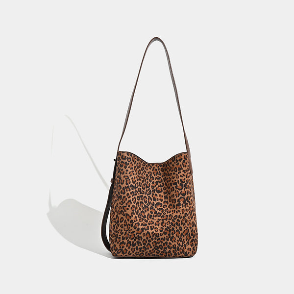 Große Bucket-Bag mit offenem Abschluss im Leopardenprint, glattem Schulterriemen in Lederoptik und passenden Details, Detailansicht 7