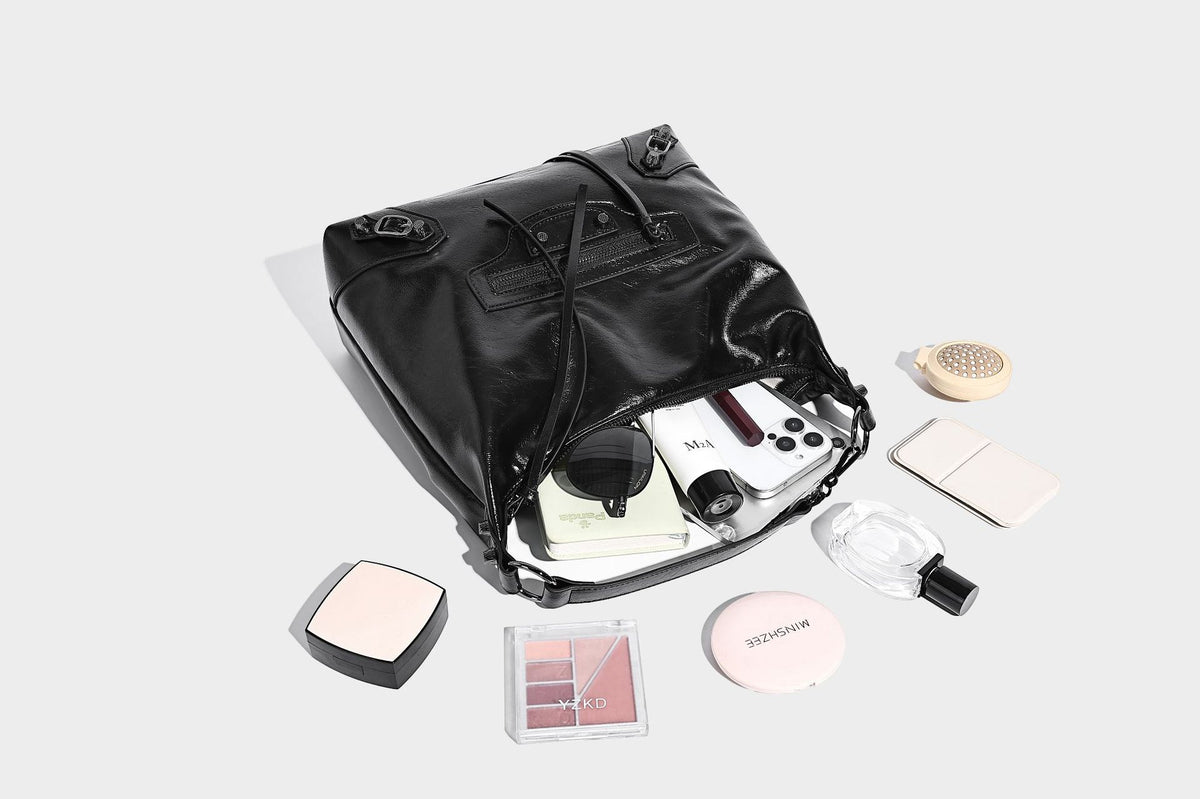 Große, glänzende Hobo-Schultertasche mit geknautschtem Effekt, dunkelfarbenen Nieten, Reißverschluss, vorderem Reißverschlussfach und verstellbarem Crossbody-Riemen
