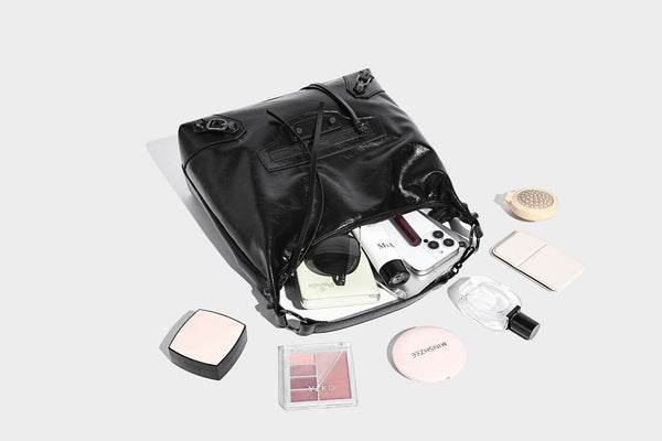 Große, glänzende Hobo-Schultertasche mit geknautschtem Effekt, dunkelfarbenen Nieten, Reißverschluss, vorderem Reißverschlussfach und verstellbarem Crossbody-Riemen