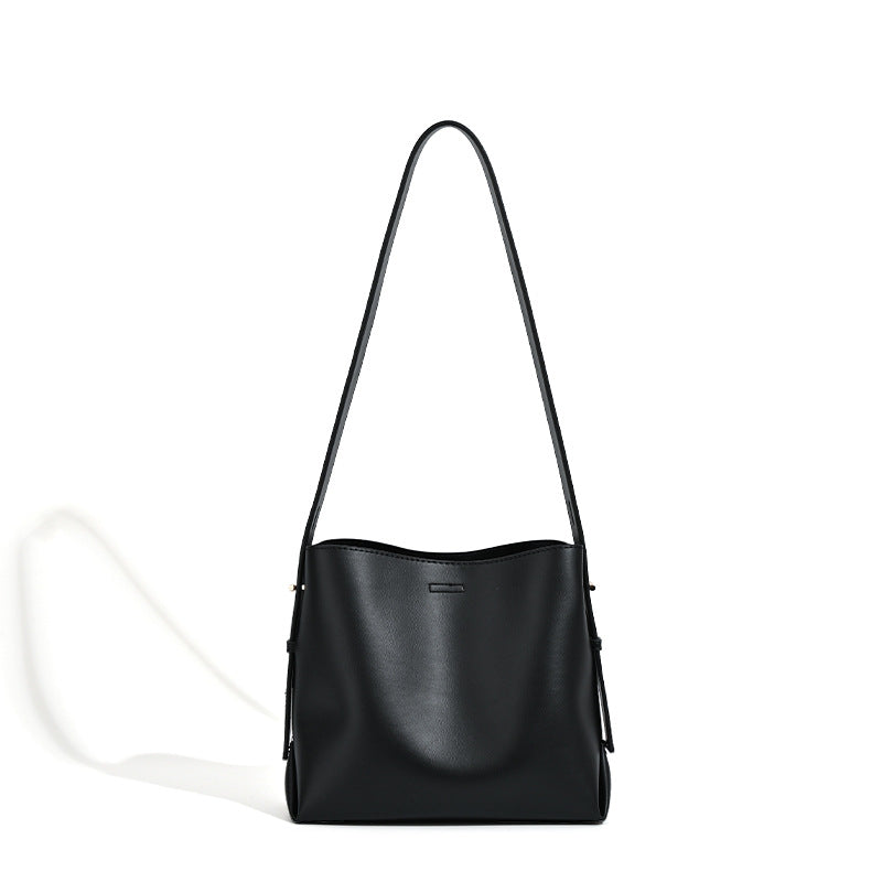Große schwarze Bucket Bag mit glatter, matter Lederoptik, goldfarbenen Metalldetails und langem Schulterriemen