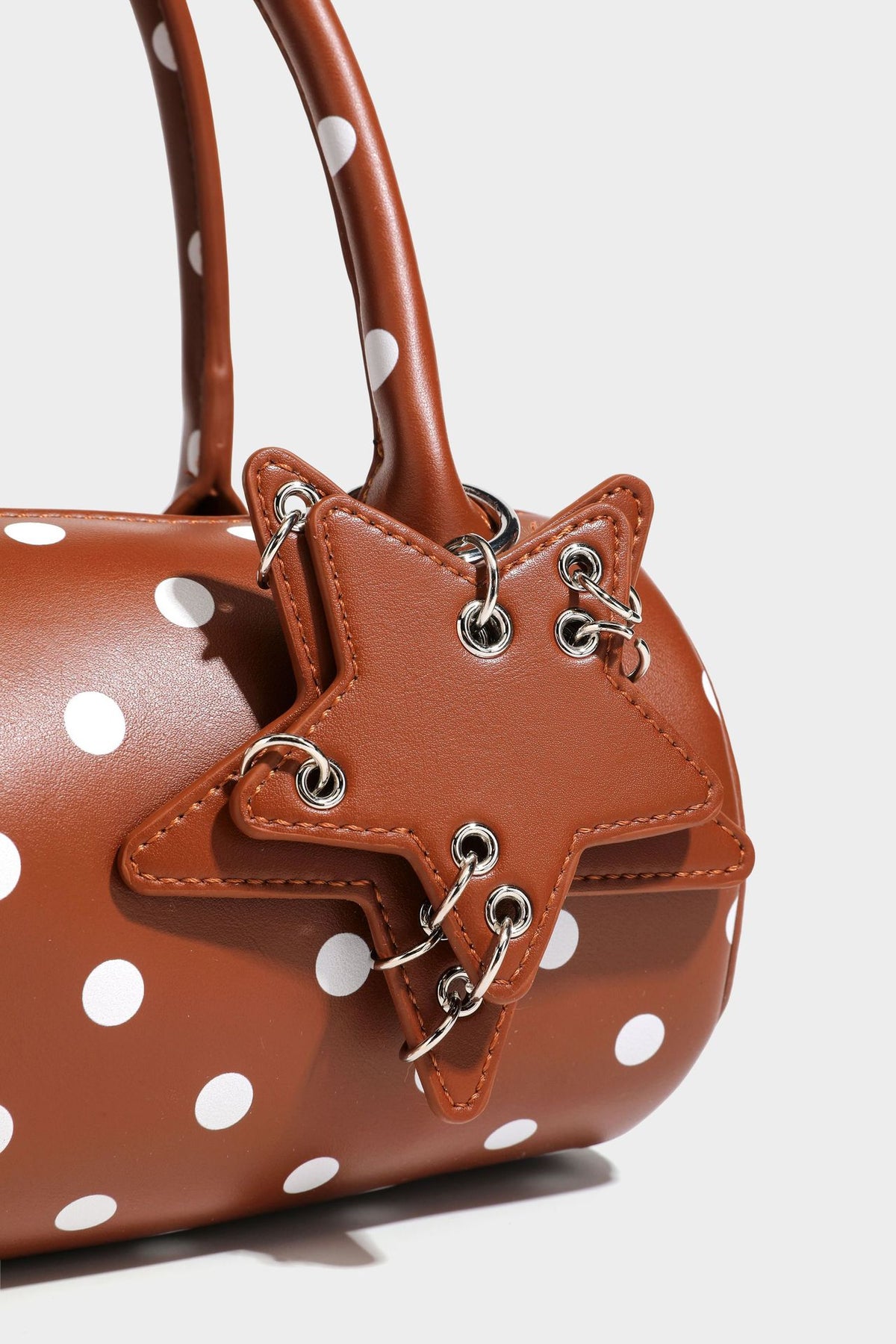 Glänzende gepunktete Barrel-Bag mit abgerundeten Henkeln, Sternanhänger und abnehmbarem Crossbody-Riemen, Detailansicht 36