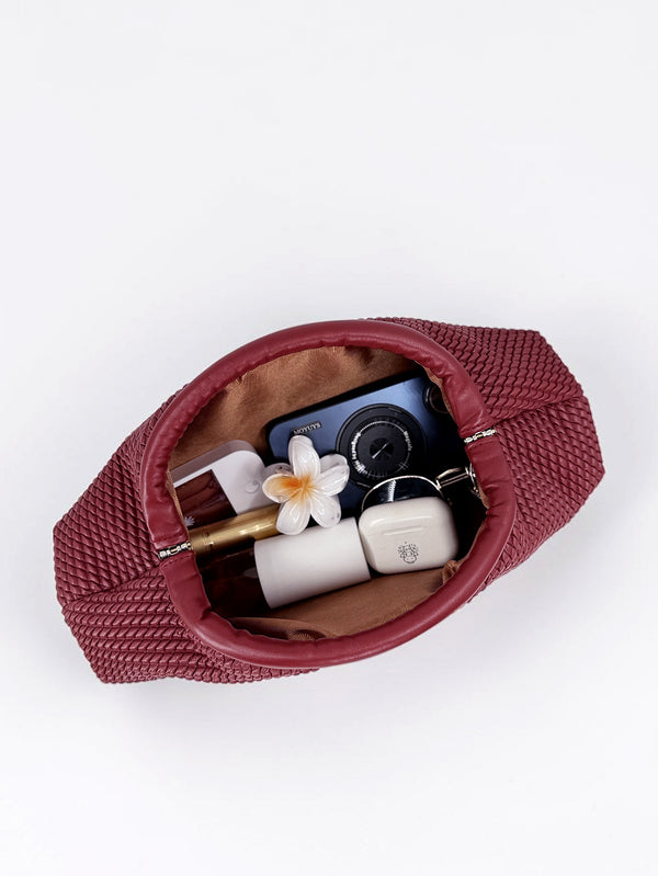 Abgerundete Clutch in Flechtoptik mit glatter kontrastierender Paspelierung und Reißverschluss in tiefem Burgunderrot, Detailansicht 13