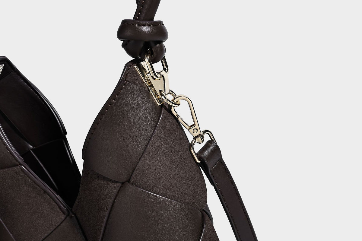 Geflochtene, wandelbare Tote-Bag in Lederoptik mit geknoteten Tragegriffen, abnehmbarem Schulterriemen und goldfarbenen Metalldetails, Detailansicht