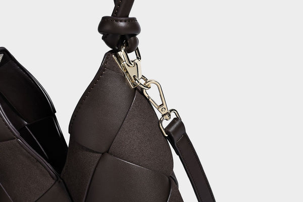 Geflochtene, wandelbare Tote-Bag in Lederoptik mit geknoteten Tragegriffen, abnehmbarem Schulterriemen und goldfarbenen Metalldetails, Detailansicht