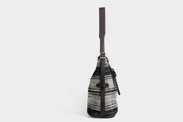 Schwarz-weiß karierte Hobo-Schultertasche aus gewebtem Material mit dunkelbrauner Einfassung in Lederoptik, Kordelzugverschluss und langem, verstellbarem