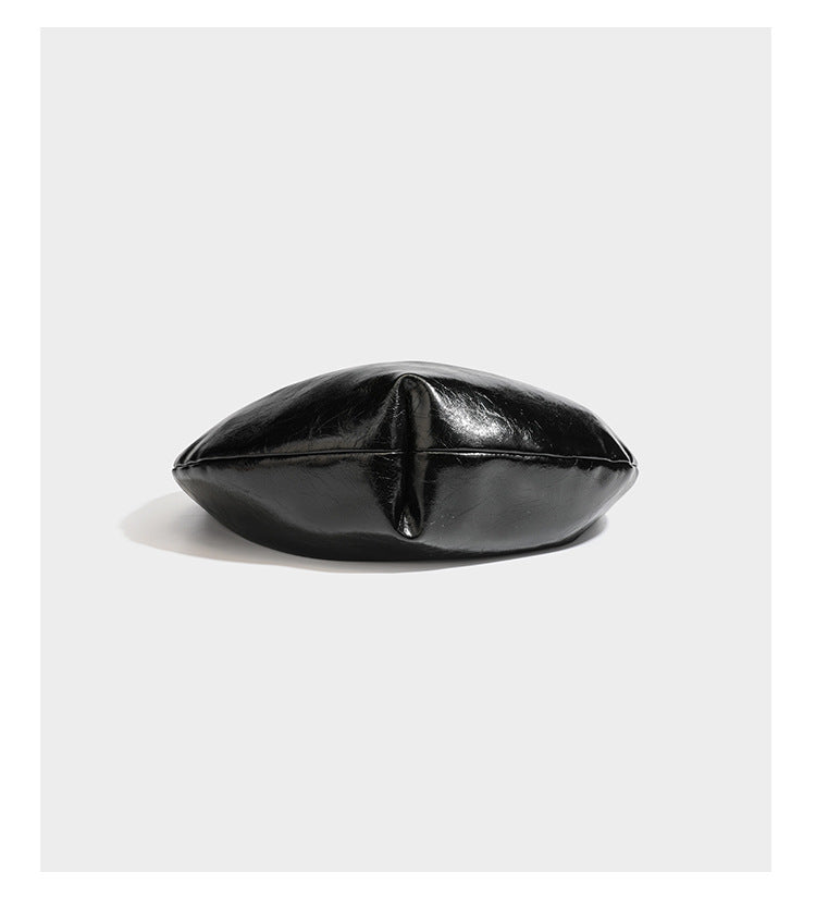 Lässig fallende Hobo-Schultertasche in Halbmondform mit glänzender, geknautschter Lederoptik, schmalem Riemen, silberfarbenen Ringbeschlägen und