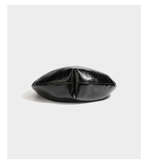 Lässig fallende Hobo-Schultertasche in Halbmondform mit glänzender, geknautschter Lederoptik, schmalem Riemen, silberfarbenen Ringbeschlägen und