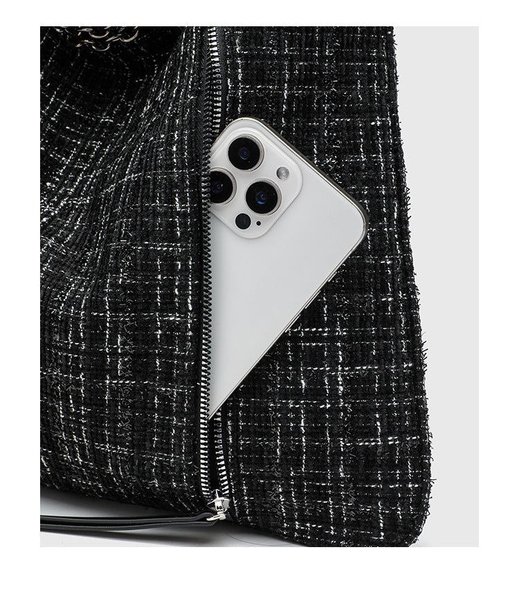 Große schwarze Schulter-Tote-Bag mit Tweedstruktur, silberfarbener Kette und Riemen in Lederoptik, Metallösen und Außenreißverschluss