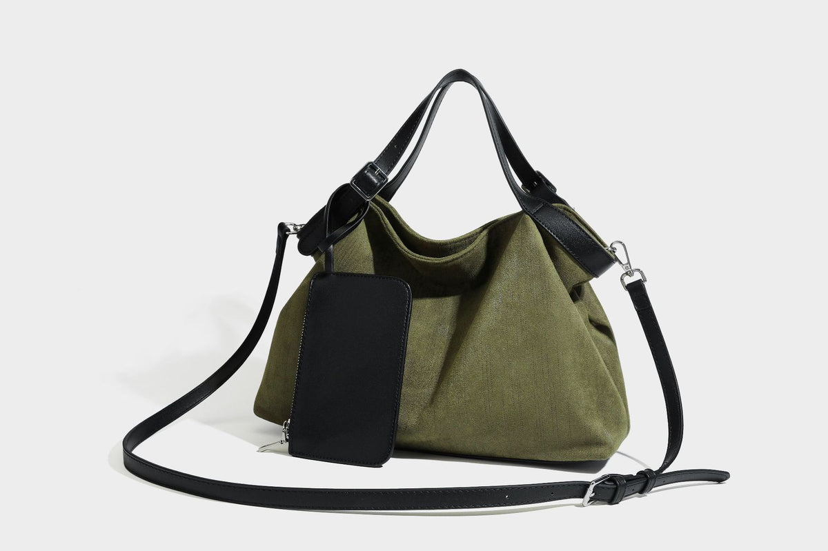 Weich fallender olivgrüner Shopper in Canvas-Optik mit Henkeln in schwarzer Lederoptik, abnehmbarem Reißverschlusstäschchen und silberfarbenen Beschlägen