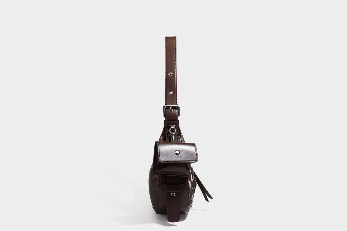 Crescent-Hobo-Schultertasche mit braunem Leopardenmuster, silbernen Nieten, Ösenbesatz, verstellbarem Riemen und abnehmbarem Mini