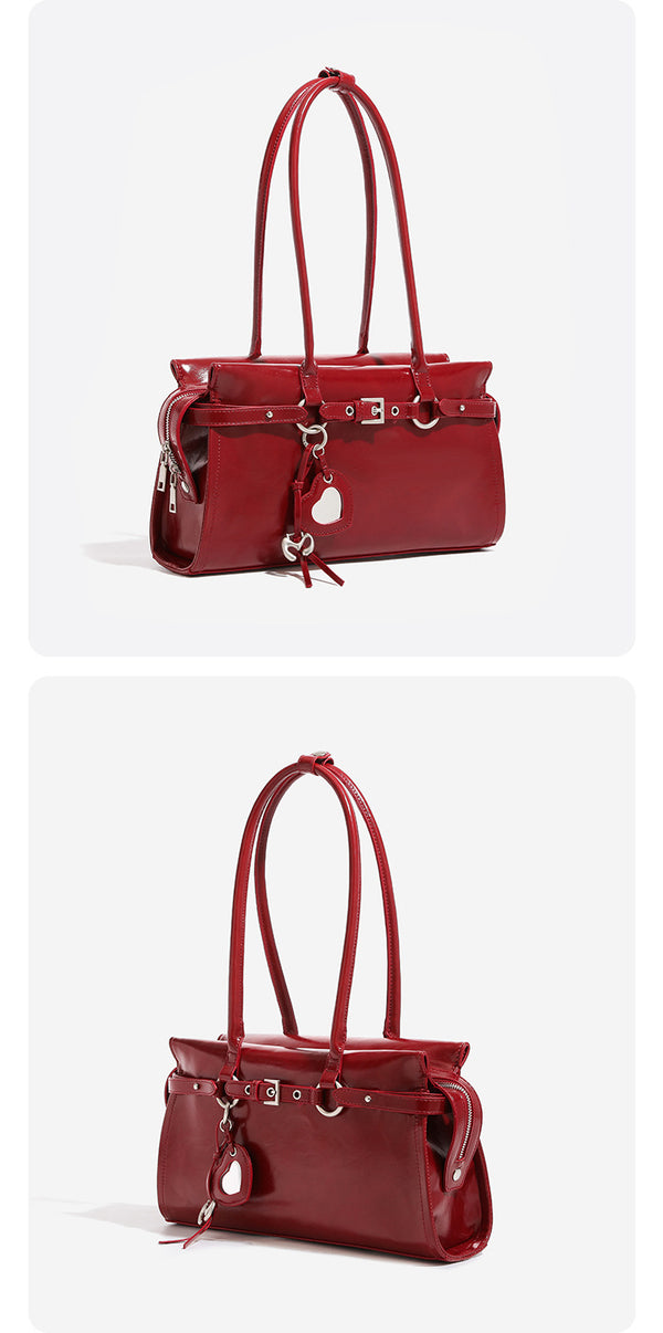 Glänzende, strukturierte rechteckige Schultertasche mit zwei Riemen, vorderem Riemen mit Gürtelschnalle, Herzanhänger und silberfarbenem