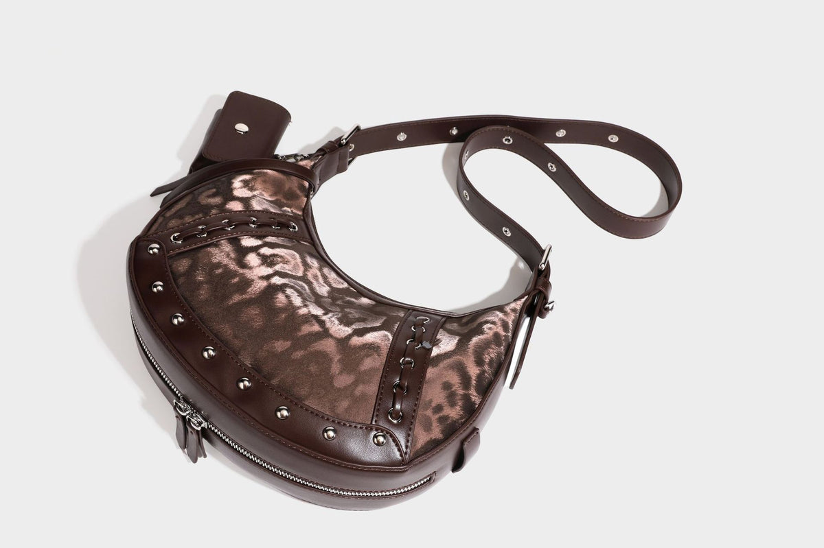 Crescent-Hobo-Schultertasche mit braunem Leopardenmuster, silbernen Nieten, Ösenbesatz, verstellbarem Riemen und abnehmbarem Mini