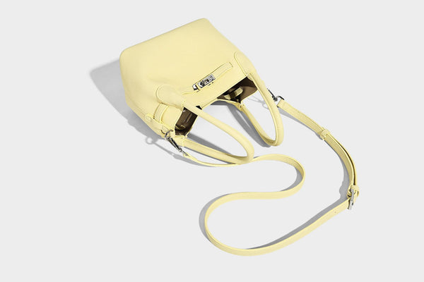 Kleine strukturierte Henkeltasche mit genarbter Oberfläche, silberfarbenem Drehverschluss, zwei Henkeln, abnehmbarem Schulterriemen und