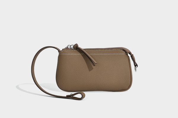 Formstabiler Shopper mit genarbter Oberfläche in Karamellbraun, zwei Henkeln, abnehmbarem Crossbody-Riemen und abnehmbarem Reißverschluss