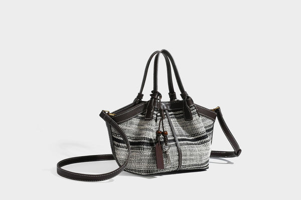 Schwarz-weiße gewebte Trapez-Tote-Bag mit dunklem Lederimitat-Besatz, weißen Kontrastnähten und zwei Henkeln, Detailansicht
