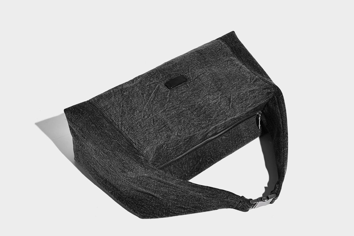 Übergroße, lässig-schlappe Hobo-Schultertasche in Denim-Optik mit breitem verstellbarem Schulterriemen und Reißverschluss oben, Detailansicht 26