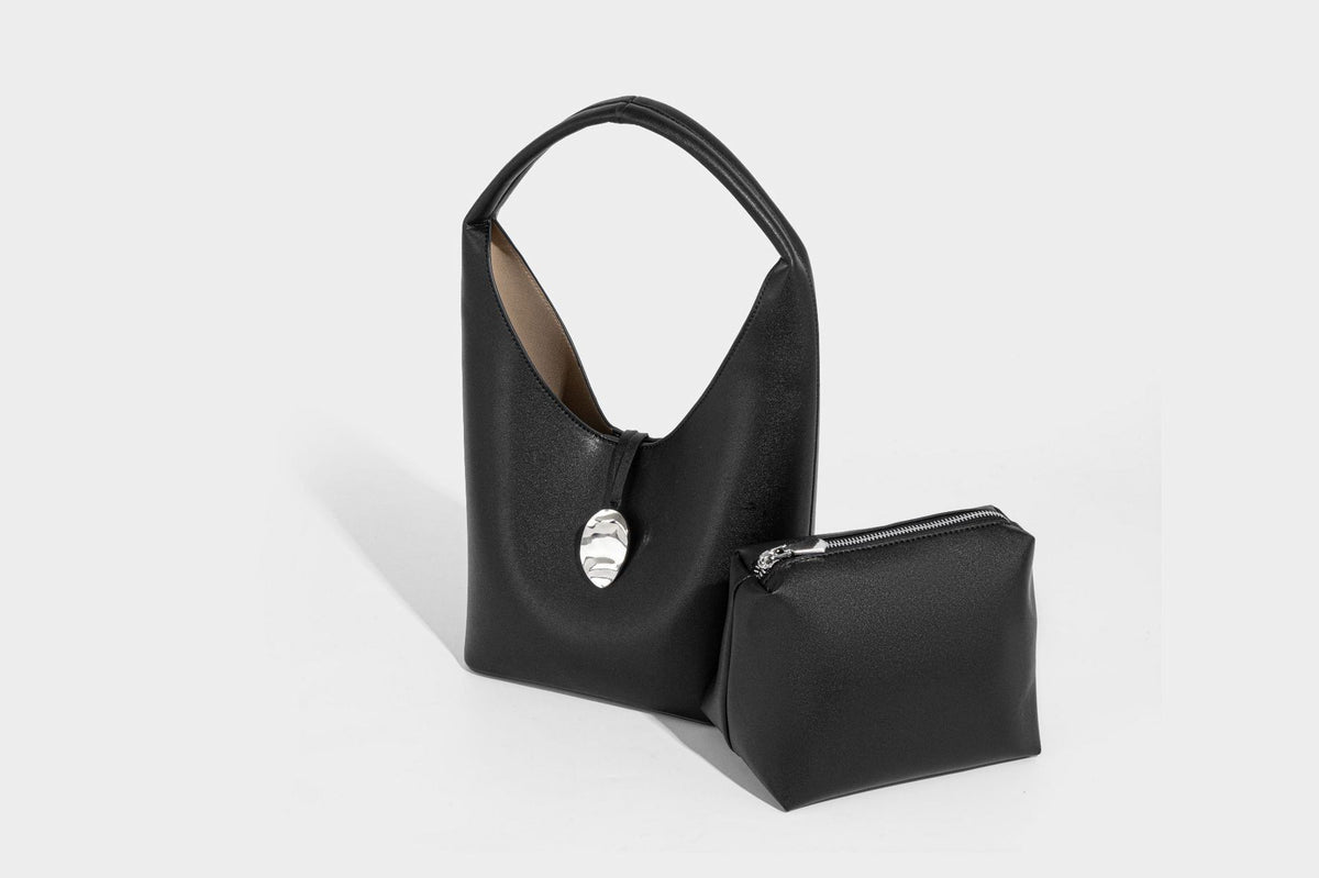 Schlichte Hobo-Schultertasche in matter Lederoptik mit gewölbtem Henkel und silberfarbenem, ovalem Anhänger, Detailansicht 18
