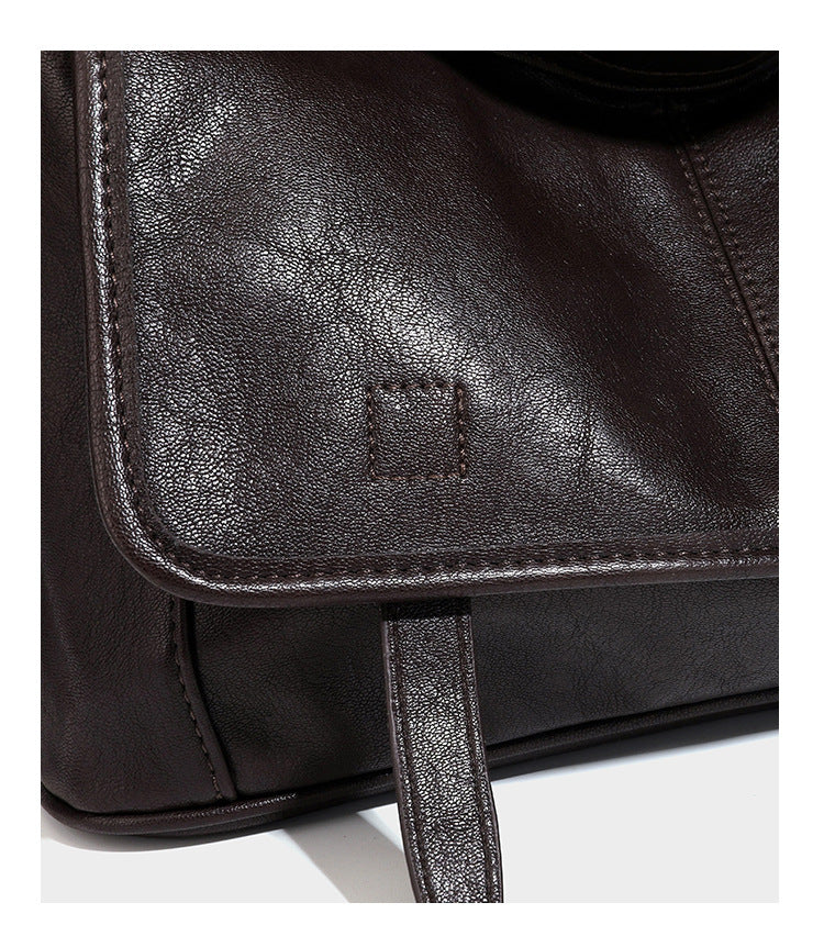 Weich fallende, geräumige Schulter- und Crossbody-Tasche in Lederoptik mit vorderer Klappentasche, Reißverschluss oben und langem verstellbarem Riemen
