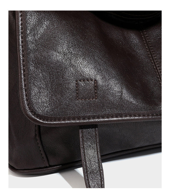 Weich fallende, geräumige Schulter- und Crossbody-Tasche in Lederoptik mit vorderer Klappentasche, Reißverschluss oben und langem verstellbarem Riemen