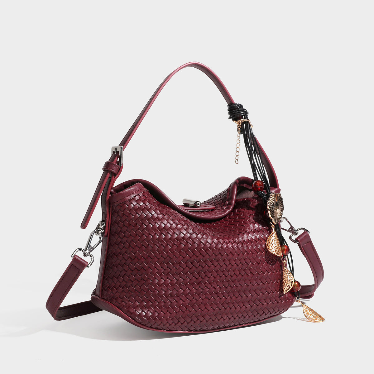 Kleine Hobo-Schultertasche mit Klappe in gewebter Lederoptik, bordeauxrot, mit Beschlägen in Silberoptik und dekorativem Quastenanhänger, Vorderansicht