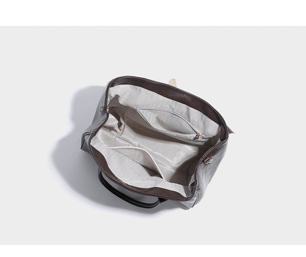 Strukturierte Henkeltasche in glänzender Lederoptik mit Überschlagverschluss, mittigem Riemen, goldfarbenem Drehverschluss und zwei Henkeln