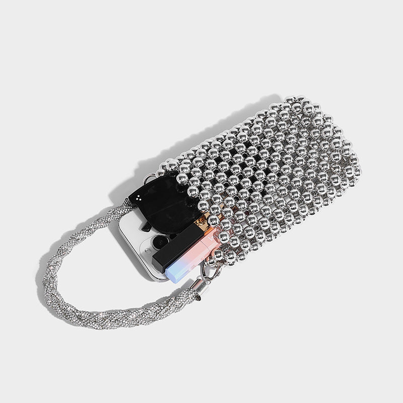 Mini-Zylinder-Beuteltasche mit metallisch-silberfarbenen Perlen, geflochtenem Henkel und Ketten-Schulterriemen, Detailansicht 4