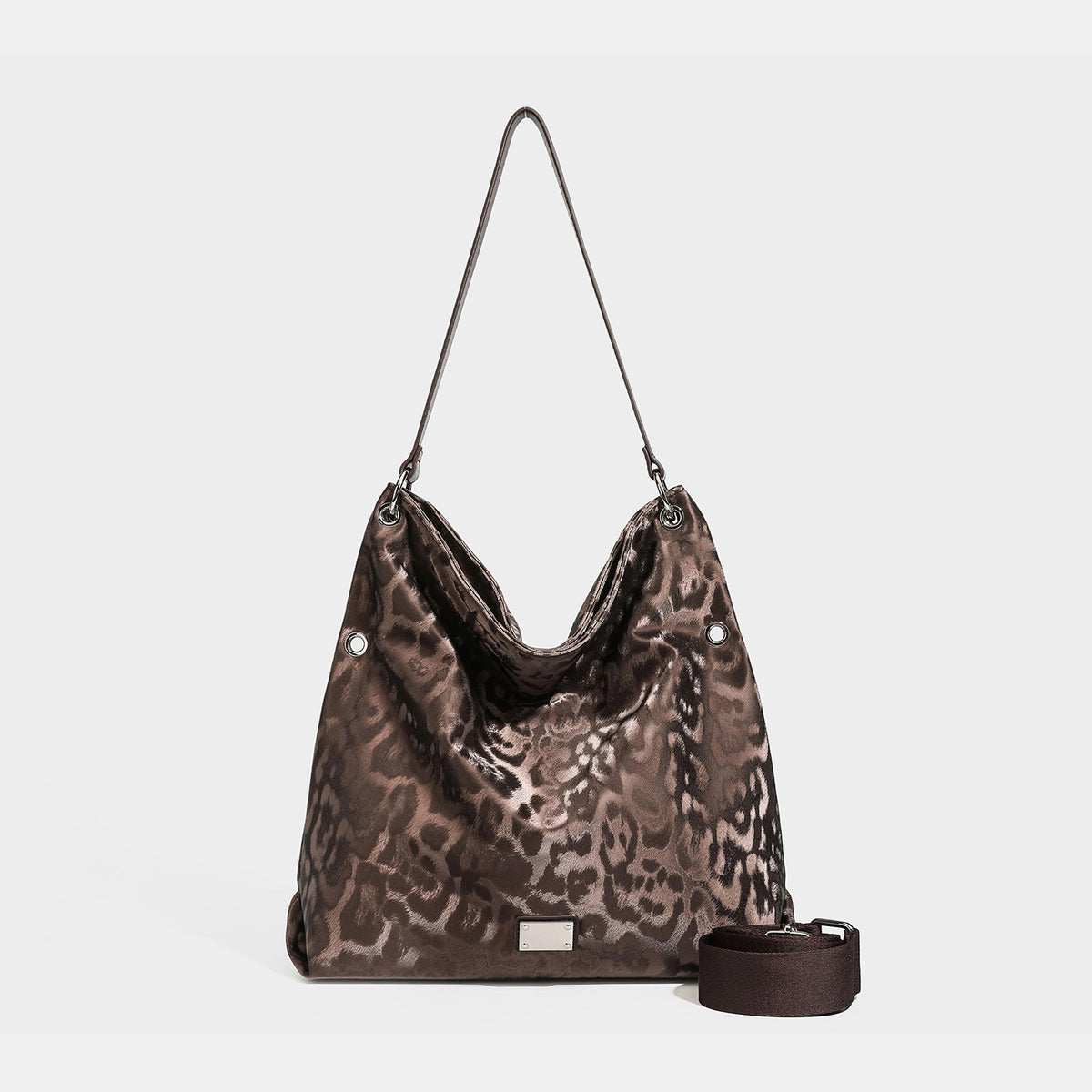Große, weich fallende Schulter-Tote-Bag mit glänzendem Leopardenmuster in Braun und Schwarz, schmalem Riemen in Lederoptik und silberfarbenen