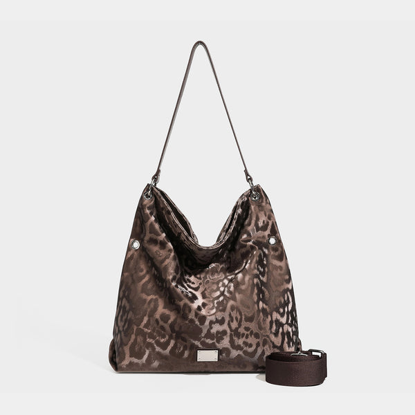 Große, weich fallende Schulter-Tote-Bag mit glänzendem Leopardenmuster in Braun und Schwarz, schmalem Riemen in Lederoptik und silberfarbenen