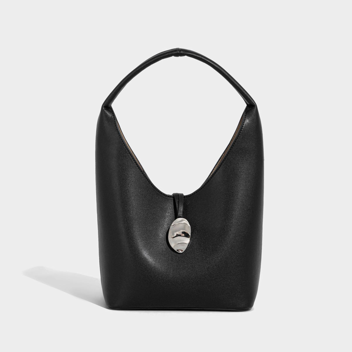 Glatte, matte Hobo-Schultertasche in Lederoptik mit gewölbtem oberen Griff und silberfarbenem ovalem Anhänger, Detailansicht 6