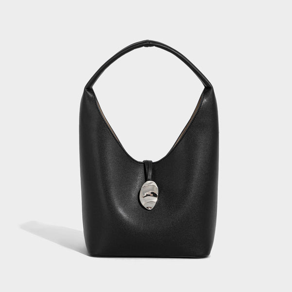 Glatte, matte Hobo-Schultertasche in Lederoptik mit gewölbtem oberen Griff und silberfarbenem ovalem Anhänger, Detailansicht 6