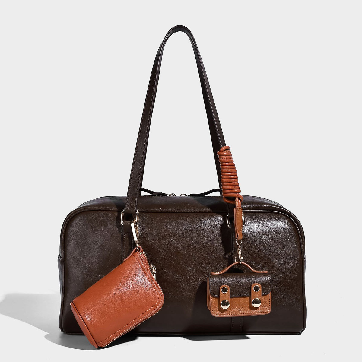 Strukturierte Boston-Schultertasche in glänzender Lederoptik mit zwei langen Trageriemen, Reißverschluss oben, goldfarbenen Metalldetails und zwei
