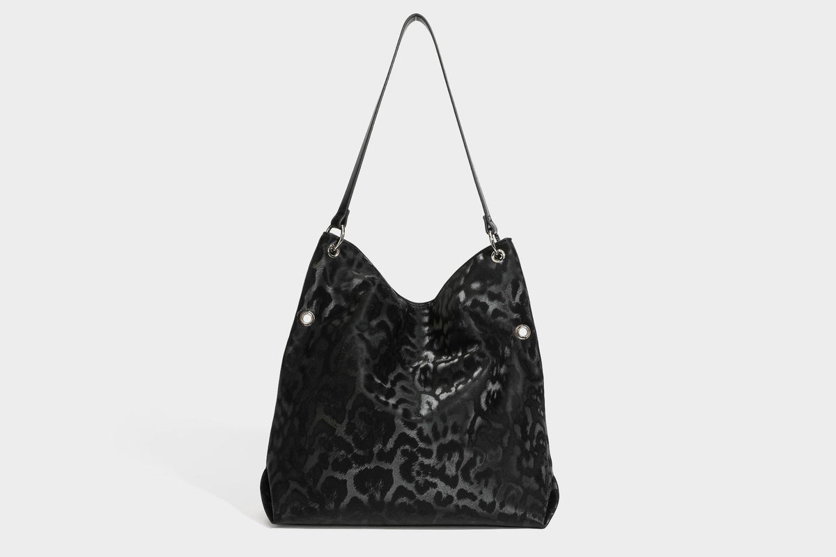 Locker fallende Hobo-Schultertasche mit Leopardenprint, glänzender Satinoptik, silberfarbenen Ringdetails und schmalem Schulterriemen