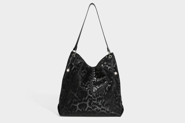 Locker fallende Hobo-Schultertasche mit Leopardenprint, glänzender Satinoptik, silberfarbenen Ringdetails und schmalem Schulterriemen