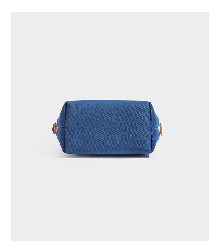 Creme-blau gestreifte Canvas-Schultertasche mit hellbraunem Riemen in Lederoptik und Reißverschluss in Silberoptik, Detailansicht 13