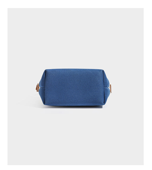 Creme-blau gestreifte Canvas-Schultertasche mit hellbraunem Riemen in Lederoptik und Reißverschluss in Silberoptik, Detailansicht 13