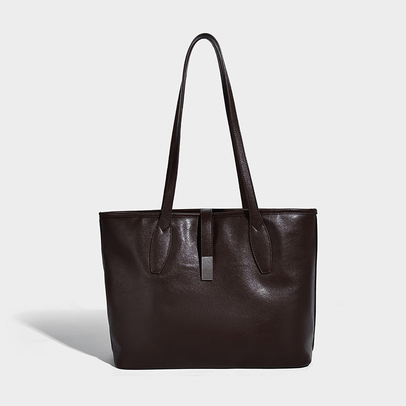 Große strukturierte Tote-Bag in Lederoptik mit zwei Schulterriemen und Metallanhänger-Beschlägen, Detailansicht 7