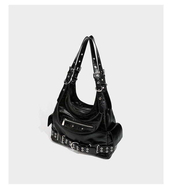 Große glänzende schwarze Hobo-Schultertasche mit silberfarbenem Ösen-Gürtelboden, Schnallenbeschlägen, vorderer Reißverschlusstasche und zwei …; Detailansicht