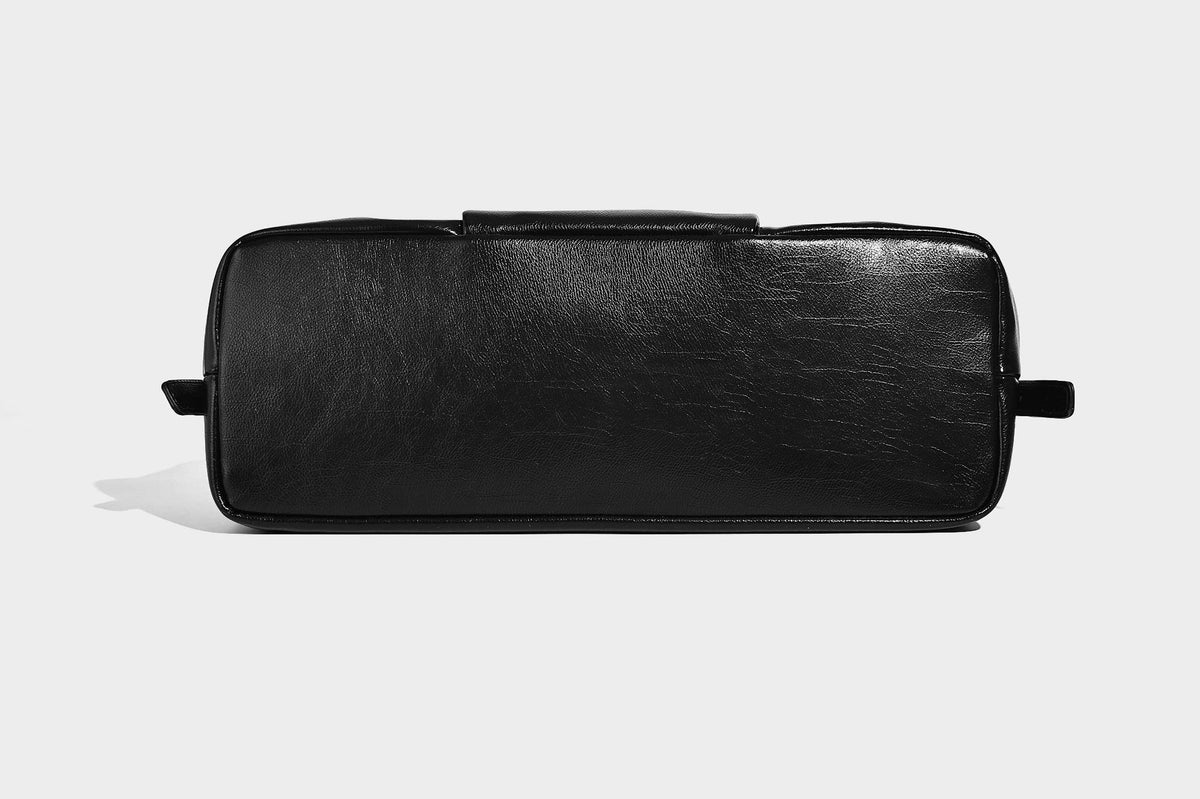 Glänzende strukturierte Tote-Henkeltasche mit zwei Tragegriffen, abnehmbarem Crossbody-Riemen, Reißverschlusstaschen auf der Vorderseite und silberfarbenen Beschlägen